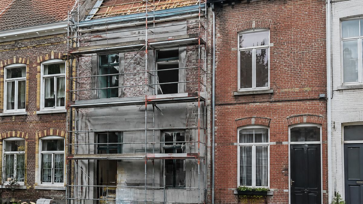 Gevel van een rijwoning met crepi en nieuwe ramen