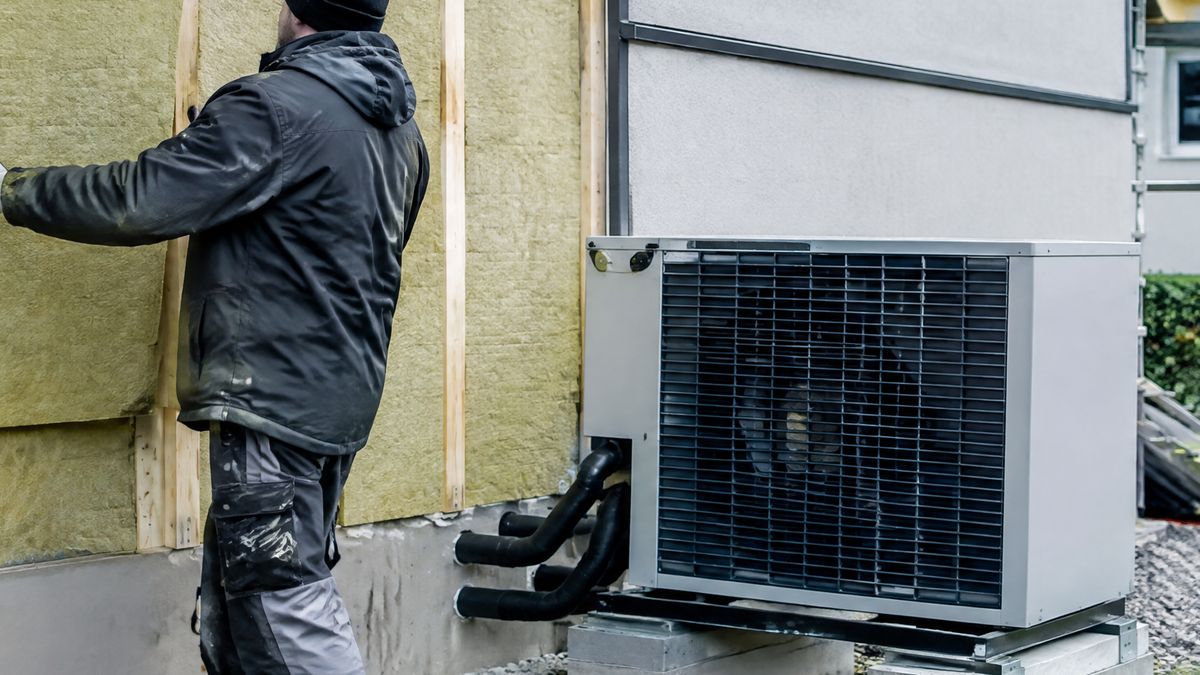 Warmtepomp buitenunit bij een woning (illustratieve foto)